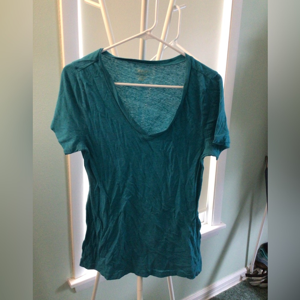 Great condition teal v neck, size large old navy t shirt